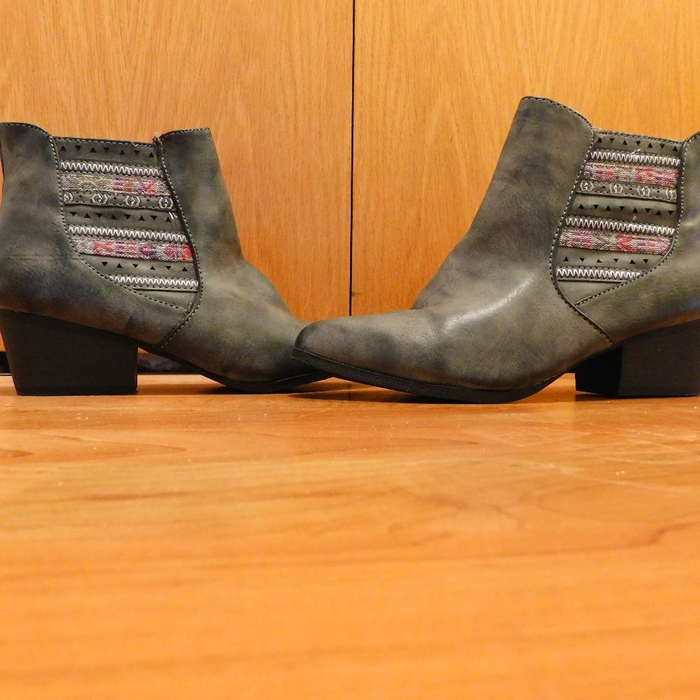 Maurices gray thread print pointy toe boots